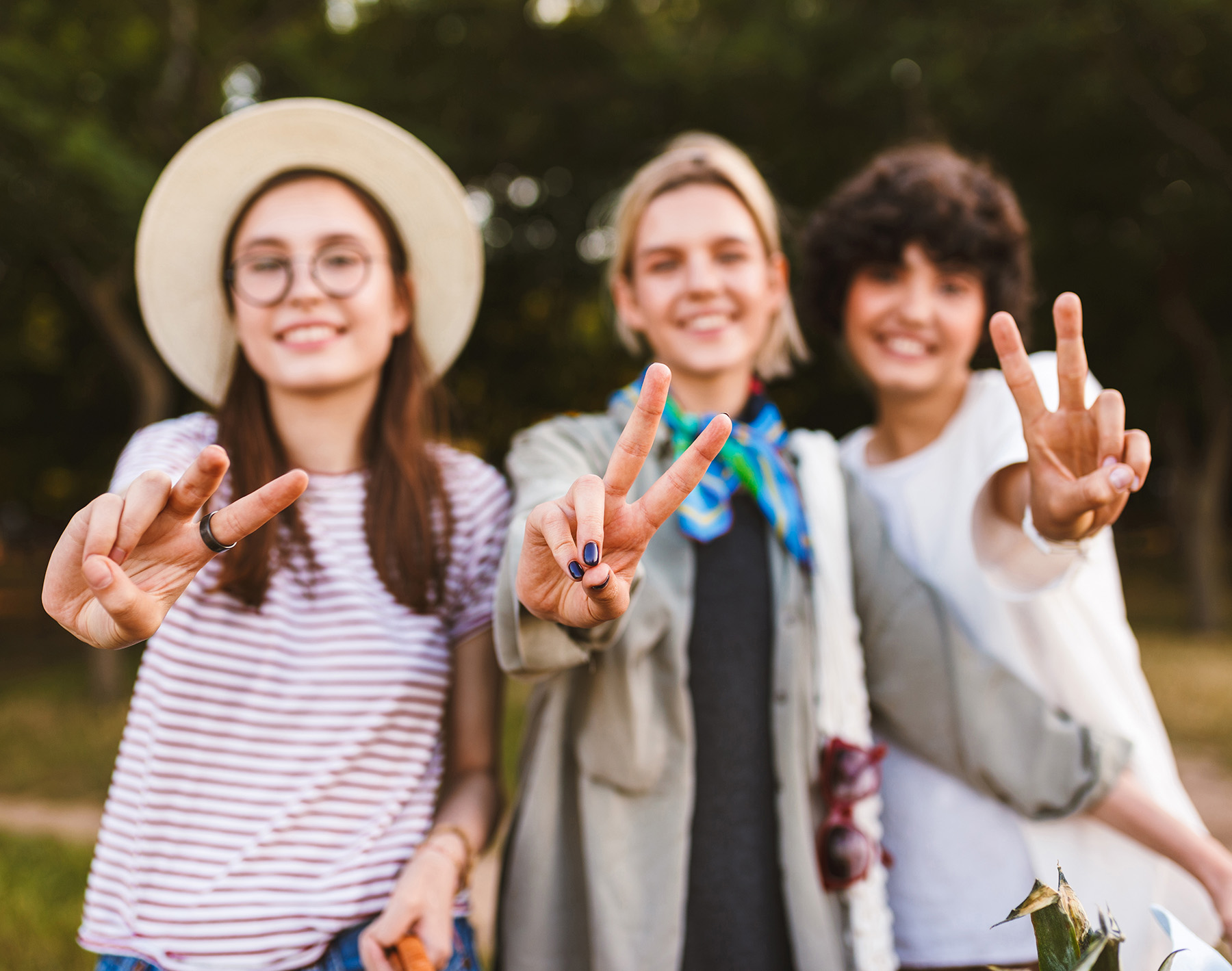Bild von 3 Jugendlichen die Peace machen Bild von 3 Jugendlichen die Peace machen